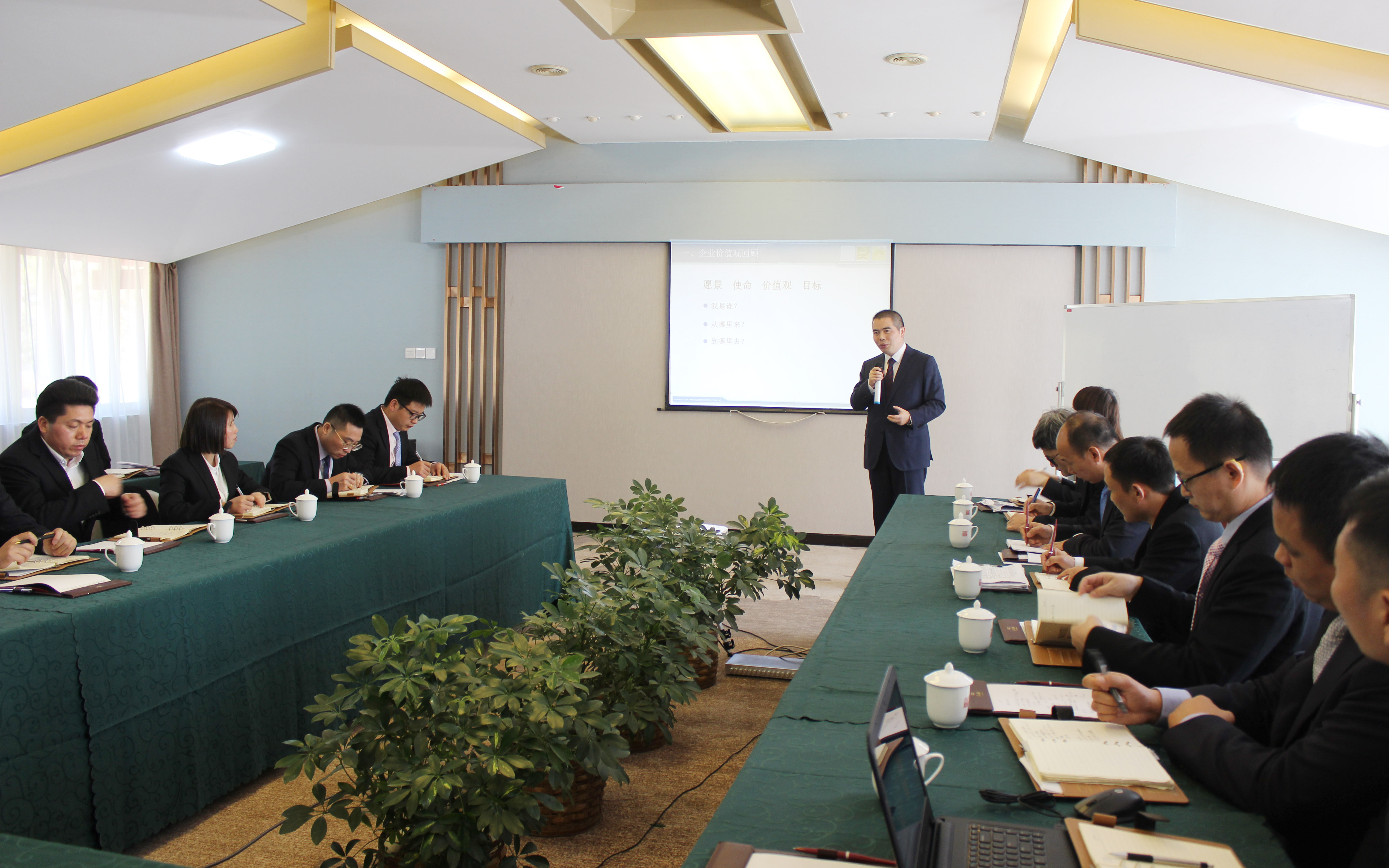 專業(yè)化、素質(zhì)化、職業(yè)化